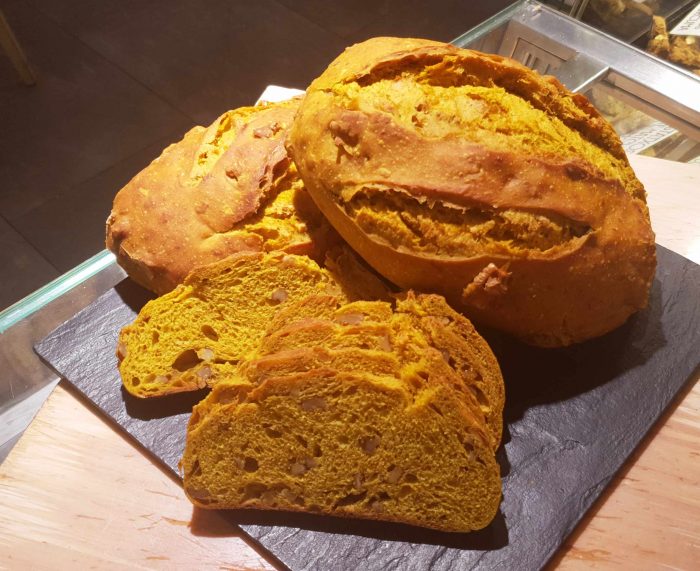 Kamut bread with turmeric and walnuts